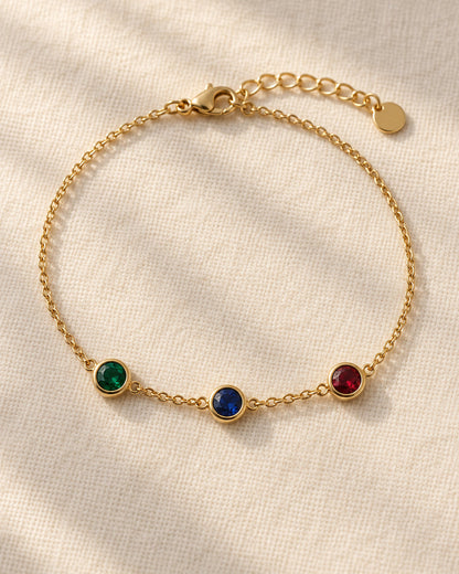 Le Bracelet Olianne, trois pierres de naissance sur chaîne fine en acier inoxydable 316L doré