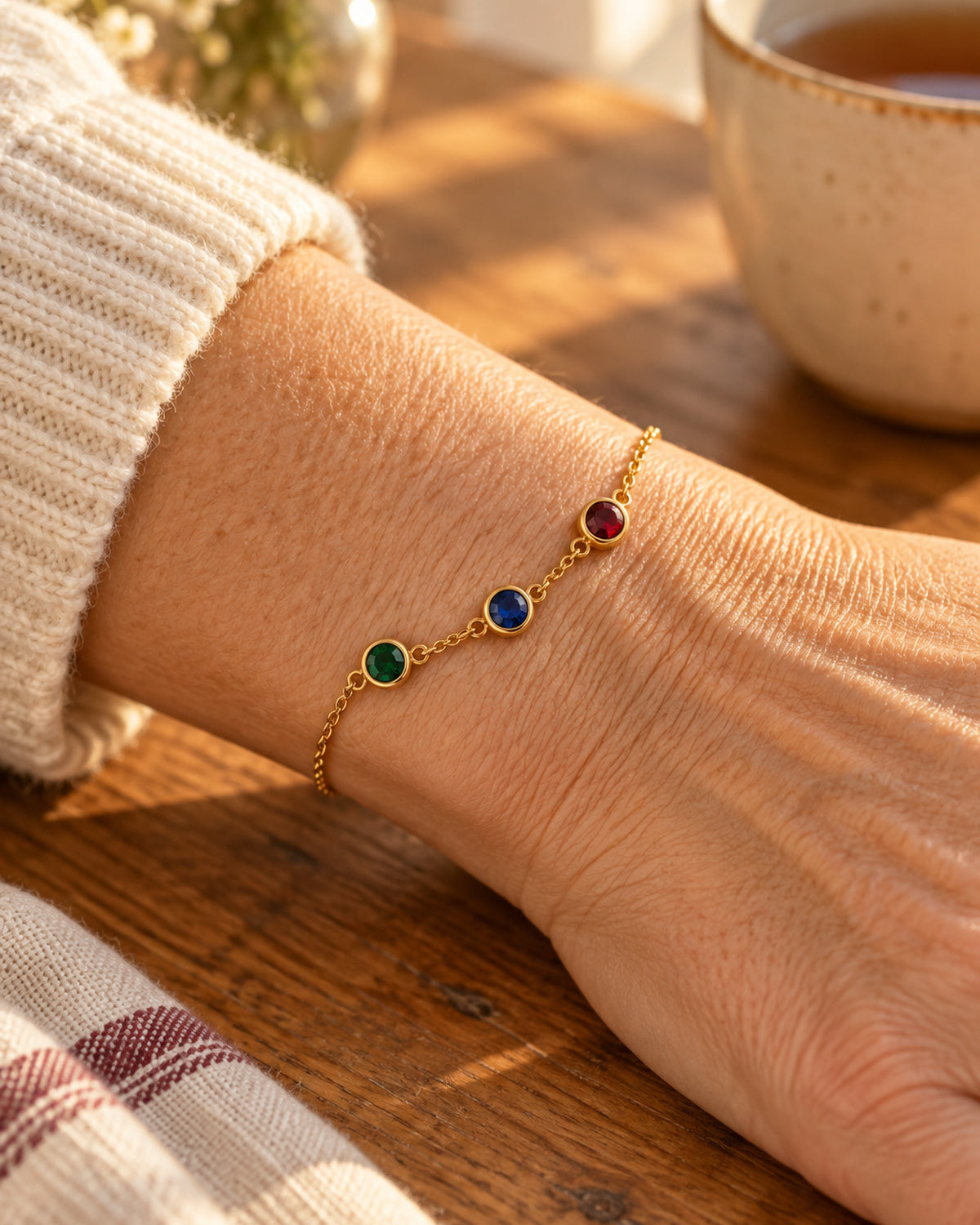 Bracelet Olianne au poignet, trois pierres, lumière chaude