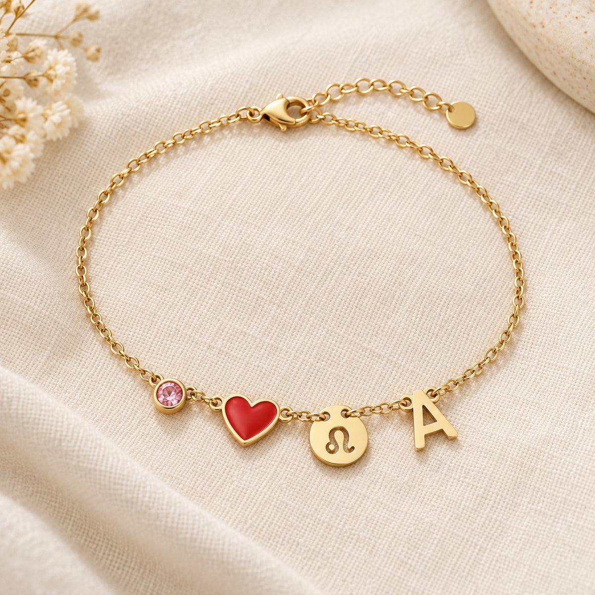 Bracelet Olianne doré à plat : pierre de naissance, cœur rouge en émail, médaille du signe Lion et initiale A