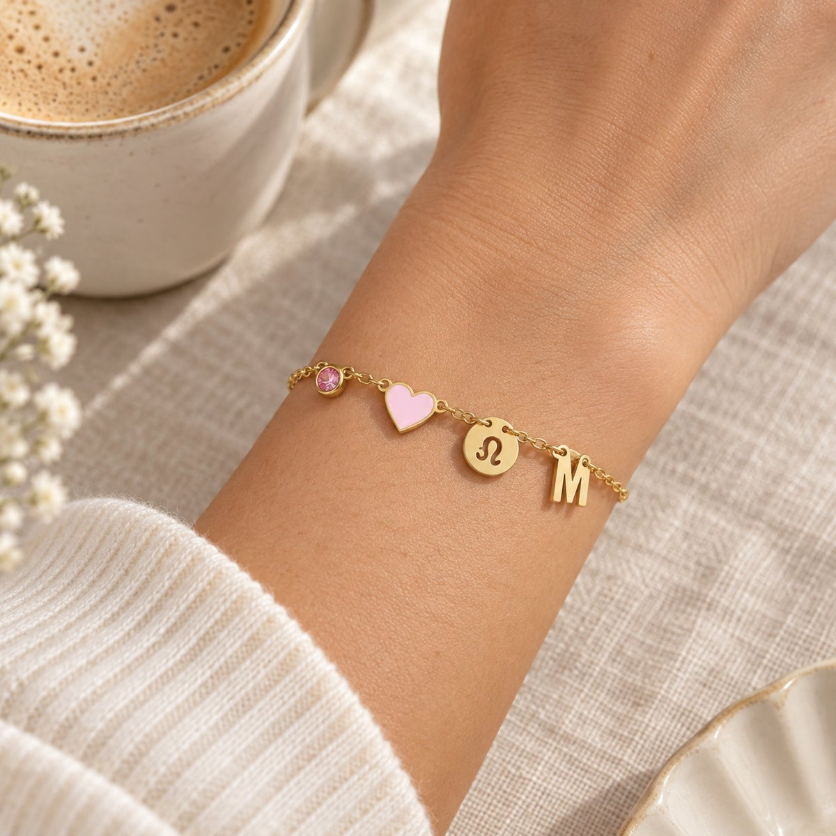 Bracelet Olianne cœur rose, pierre rose d'octobre et initiale M, porté au quotidien