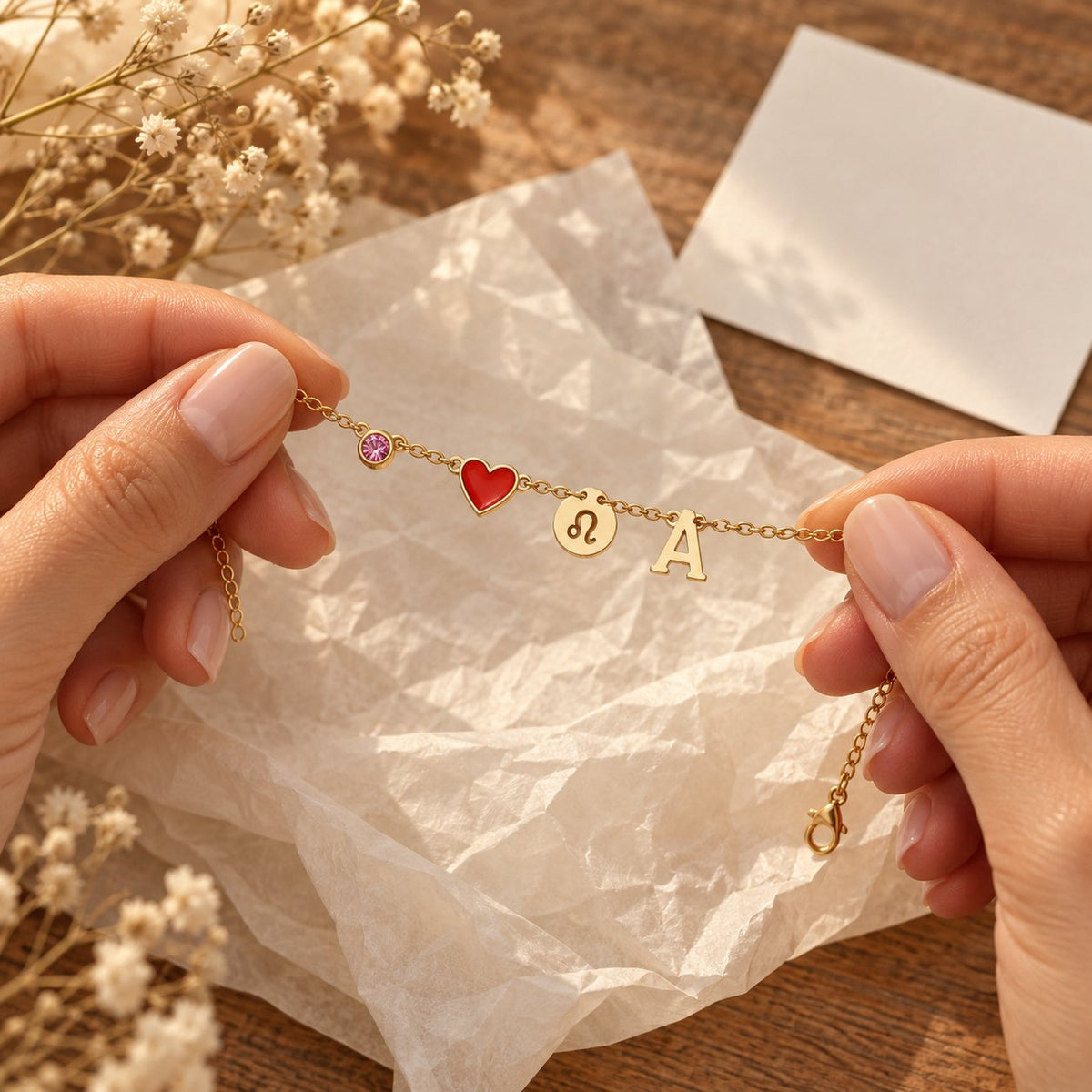 Bracelet Olianne tenu au-dessus d'un papier de soie, prêt à offrir